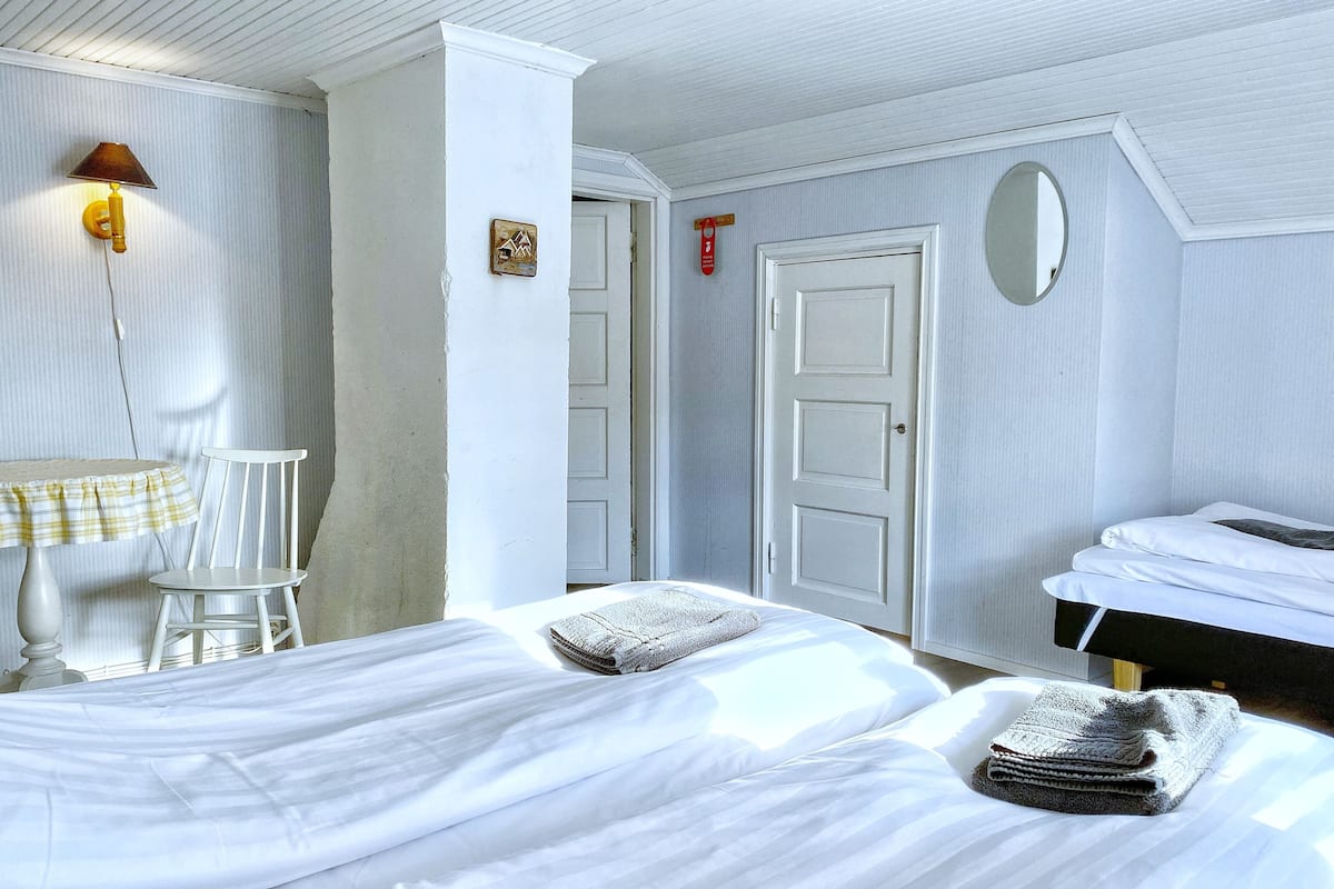 comfort twin room, shared bathroom | 1 bedroom, laptop workspace, iron/ironing board, free wifi