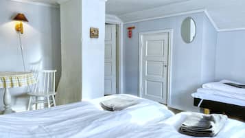 Comfort Twin Room, Shared Bathroom | 1 bedroom, laptop workspace, iron/ironing board, free WiFi