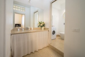 Ducha, artículos de tocador gratuitos, secador de pelo, bidet