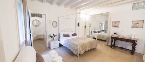 Ferros/tábuas de passar roupa, Wi-Fi de cortesia, roupa de cama