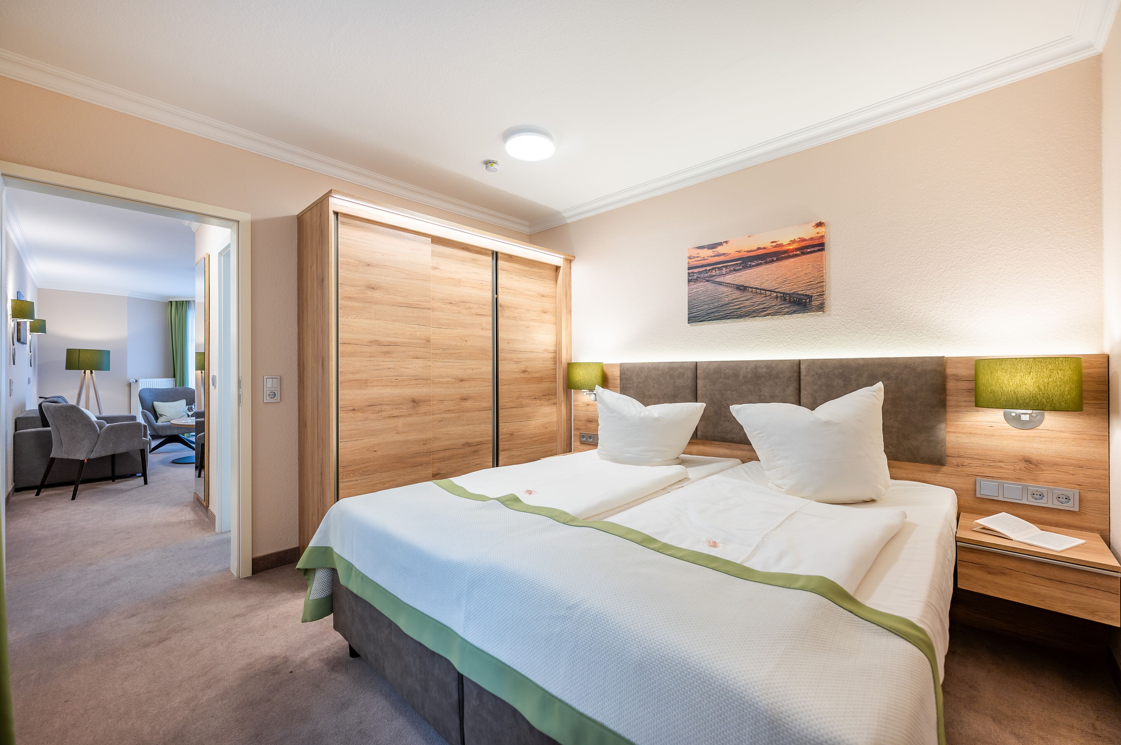 Una habitación de hotel con cama, mesitas de noche, escritorio y una silla.