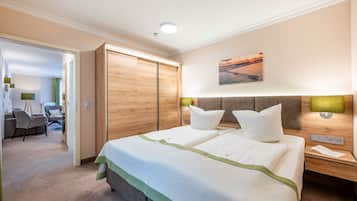 Una habitación de hotel con cama, mesitas de noche, escritorio y una silla.