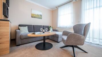 2-Raum-Apartment Comfort Villa Mona Lisa | Wohnbereich | 32-Zoll-Flachbildfernseher mit Kabelempfang, Fernseher