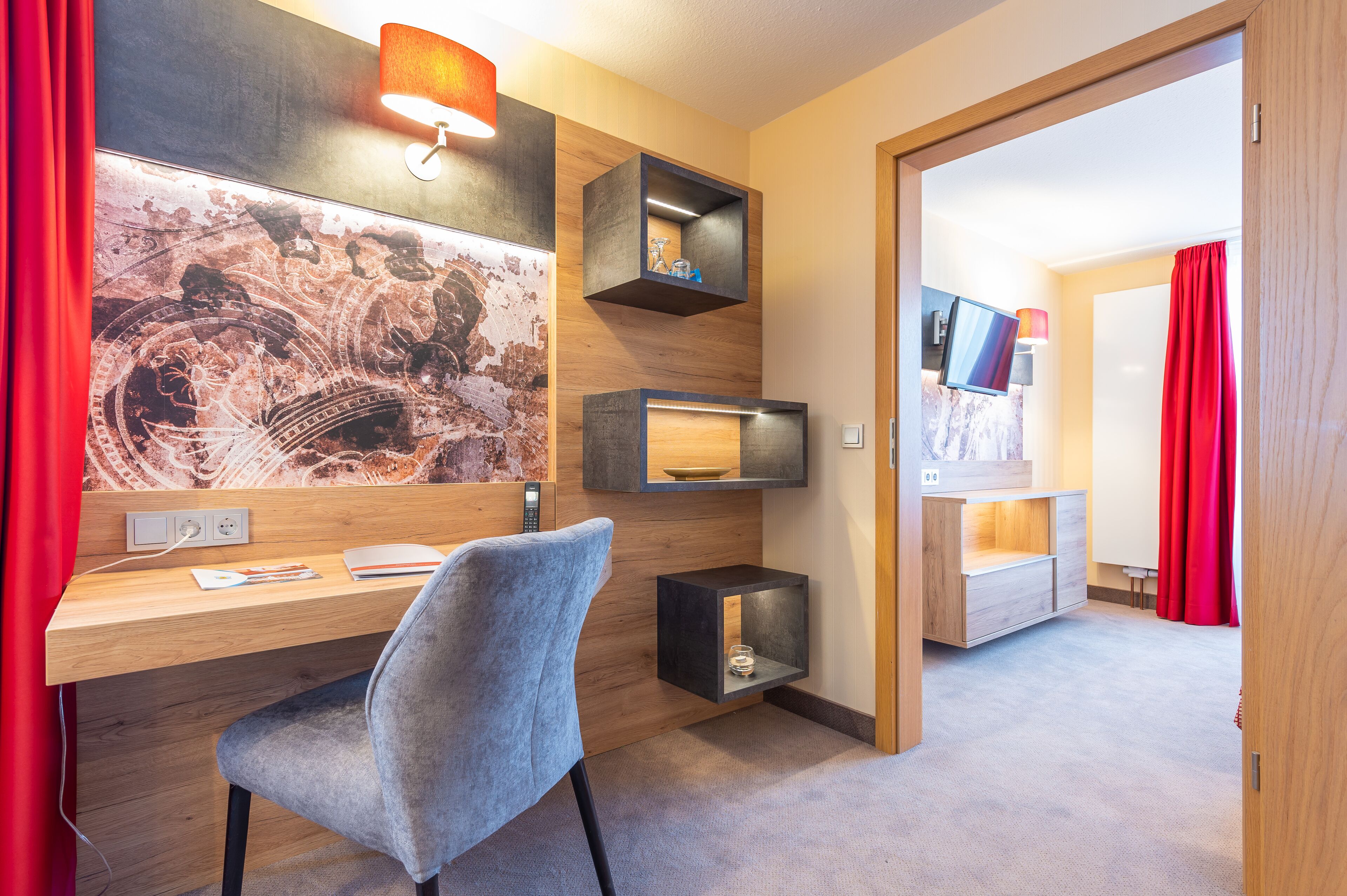 suite | living area | 32-inch flat-screen tv with cable channels, tv