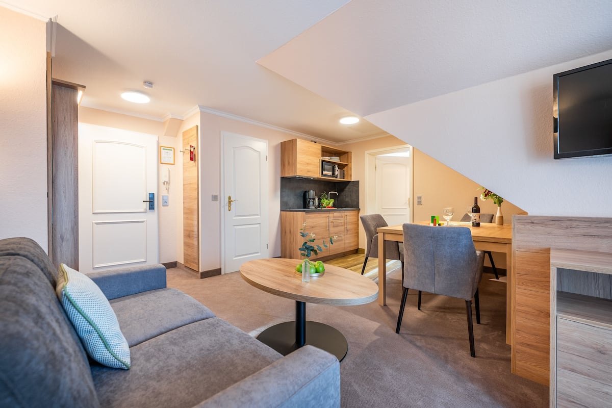 Un appartement moderne comprenant un salon, un coin repas et une cuisine.