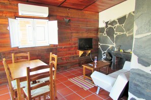 Bungalow, 1 Bedroom | In-room dining