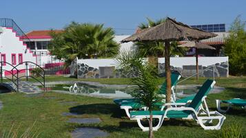 2 buitenzwembaden, parasols voor strand/zwembad