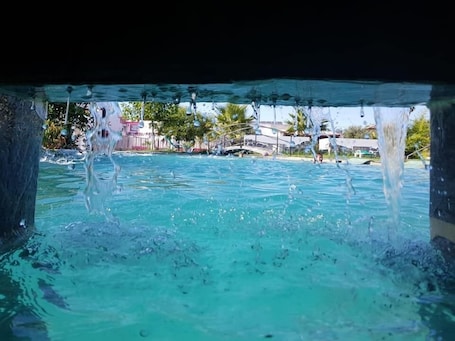 2 piscinas al aire libre, sombrillas, sillones reclinables de piscina