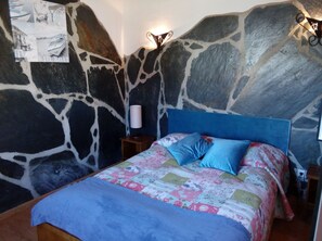 Economy Double Room | Premium bedding, soundproofing, bed sheets - Lusitaurus (Redondo)
