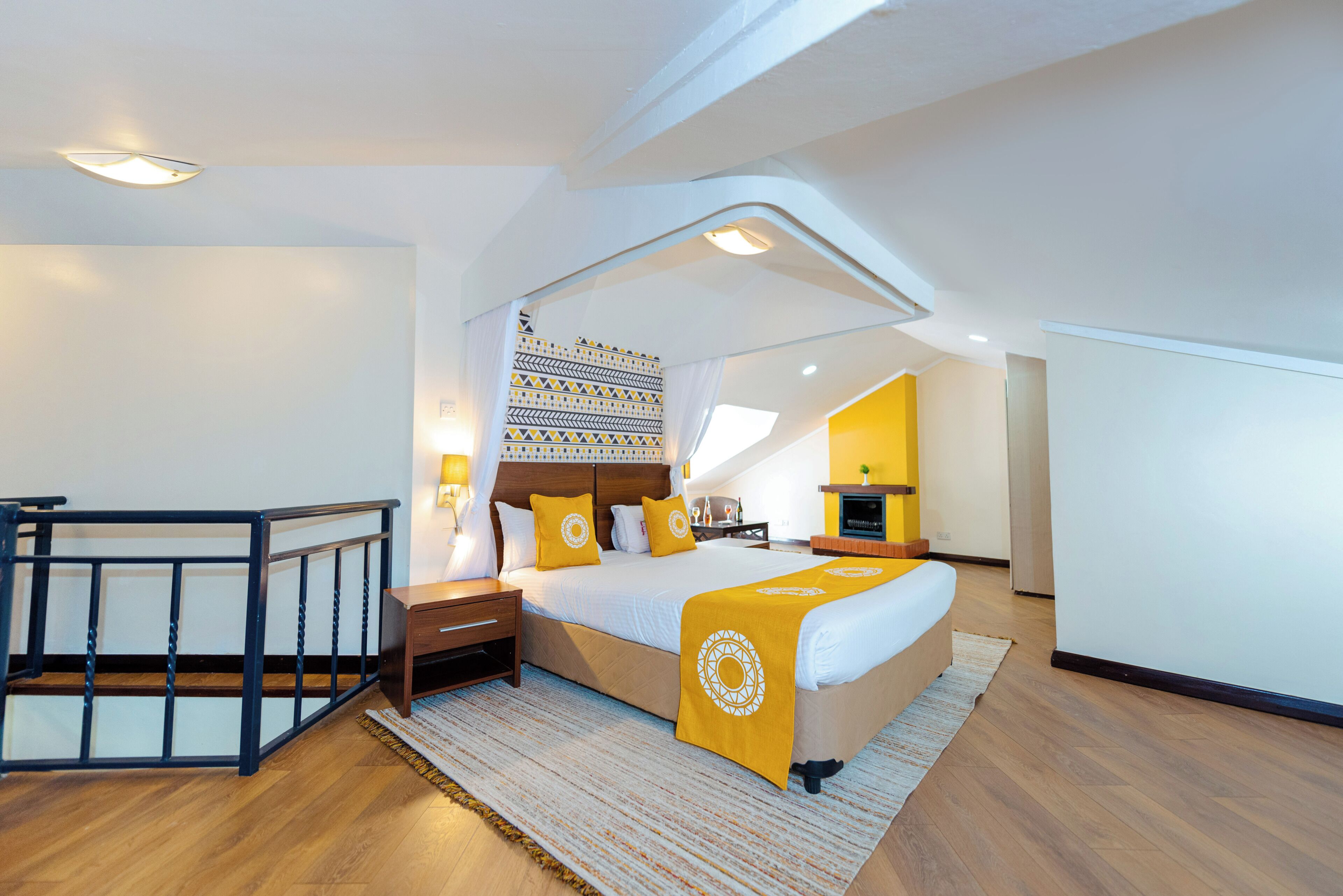 Una camera da letto moderna con un letto grande, un comodino, una scrivania e una finestra con tende, con vista sull'area living.