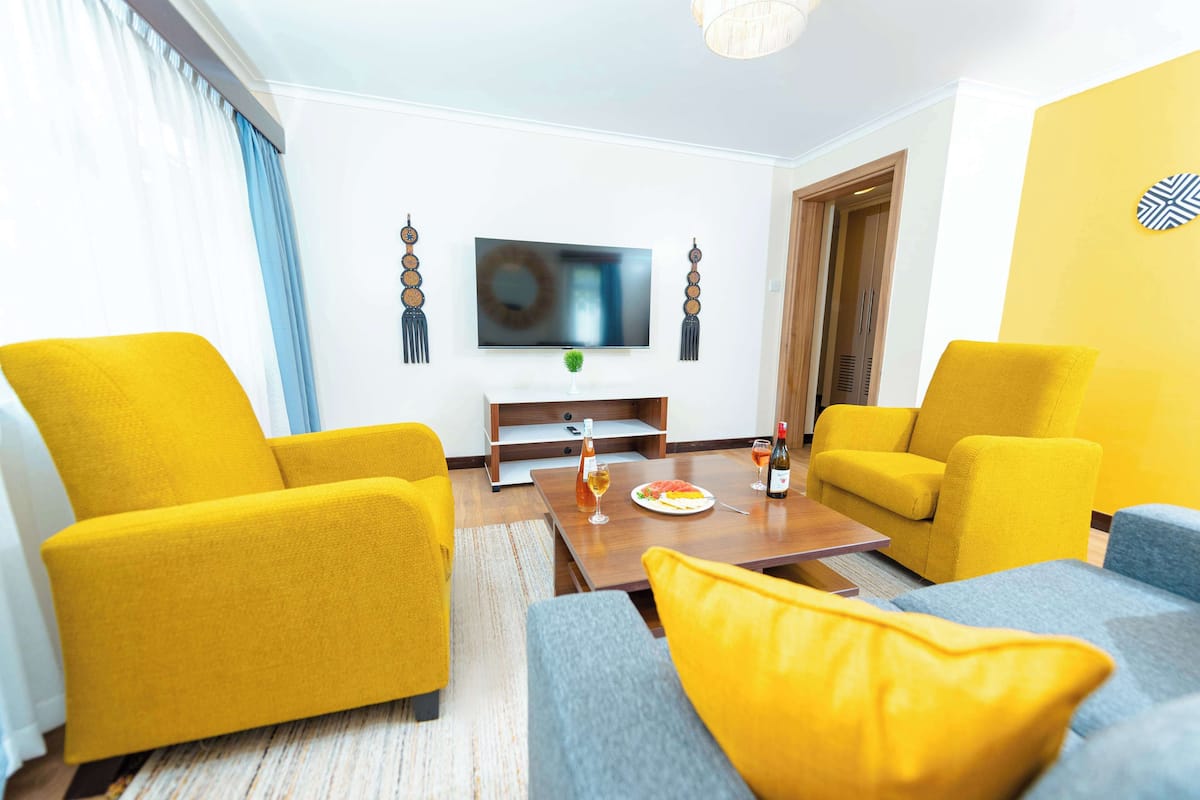 Standaard appartement, 2 queensize bedden, niet-roken | Woonruimte | Een 32-inch flatscreentelevisie met kabelzenders en een televisie