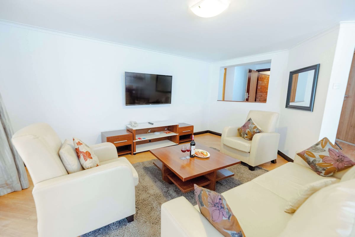 Superior appartement, meerdere bedden, niet-roken | Woonruimte | Een 32-inch flatscreentelevisie met kabelzenders en een televisie