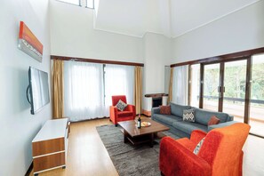 Deluxe Apartment, 1 Queen Bed, Non Smoking | Living area | 32-inch flat-screen TV with cable channels, TV - Heri Heights Hotel Apartments, SureStay Collection by BW (Nairobi)