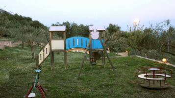 Área de juegos infantiles al aire libre