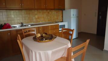 GroĂer KĂŒhlschrank, Herdplatte, Wasserkocher mit Kaffee-/Teezubehör