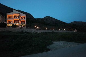 Fachada de la propiedad por la tarde o noche