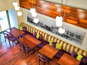 2 restaurants; ze serveren er ontbijt, lunch en diner 
