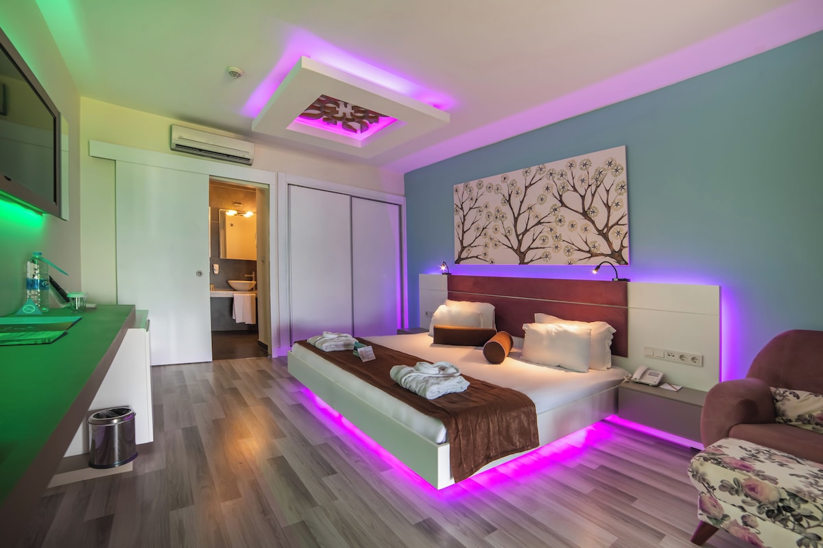 Minibar, in-room safe, WiFi, bed sheets