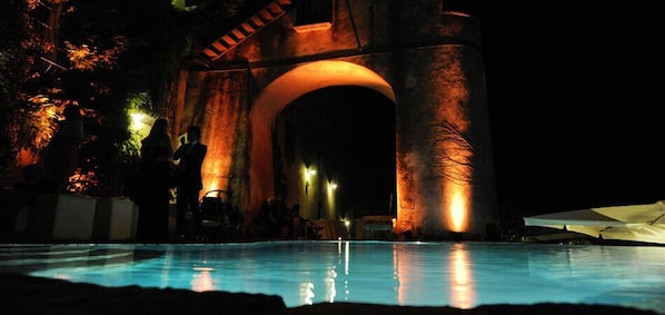 Piscine extérieure, chaises longues