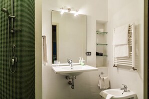 Shower, free toiletries, hair dryer, bidet - Domus Laeta (Giungano)