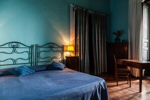 Dobbeltrom | Safe på rommet, strykejern/-brett, wi-fi (inkludert) og sengetøy