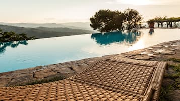 Außenpool, Liegestühle