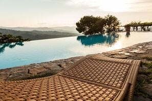 A infinity pool with a view of mountains and a tree. - Domus Laeta (Giungano)