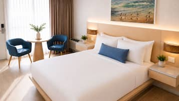 Standard Room, 1 King Bed, Accessible, Ground Floor | Pillowtop beds, in-room safe, desk, laptop workspace