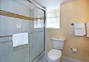 Buồng tắm vòi sen, máy sấy tóc, khăn tắm, xà phòng 