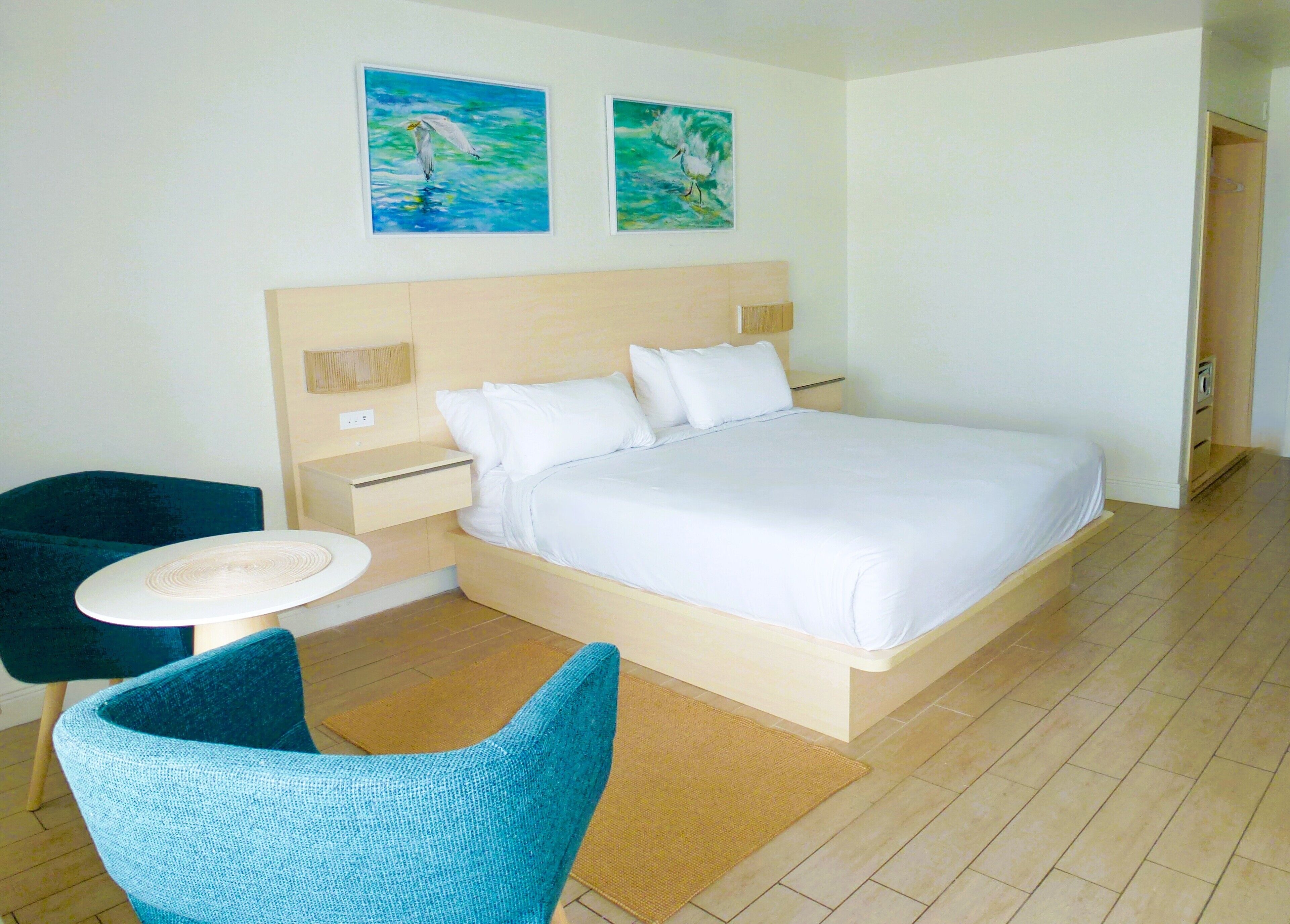 Bộ đồ giường cao cấp, nệm có lớp đệm bông, két bảo mật tại phòng 