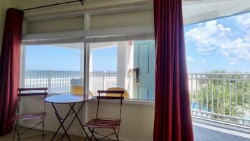 Suite Premium, balcón, frente al mar | 1 dormitorio y ropa de cama de alta calidad