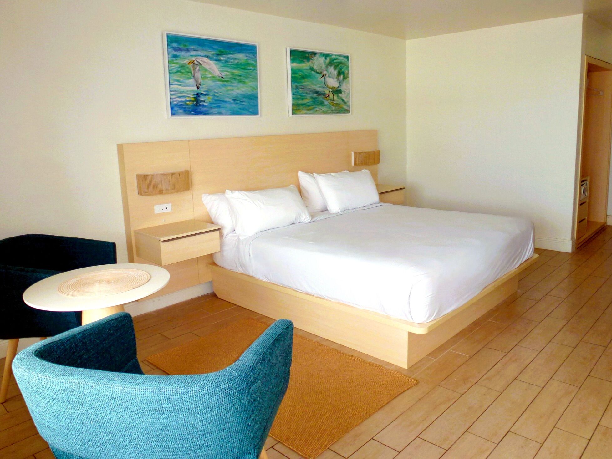 Sengetøy av topp kvalitet, senger med overmadrass og safe på rommet