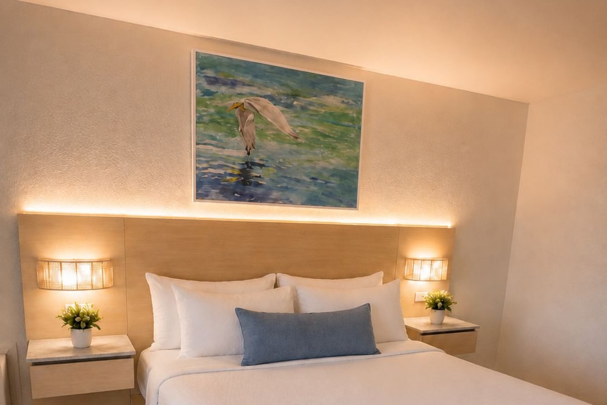 Standardzimmer, 1 King-Bett, Meerblick | Wohnbereich | 43-Zoll-Flachbildfernseher mit Kabelempfang, Fernseher