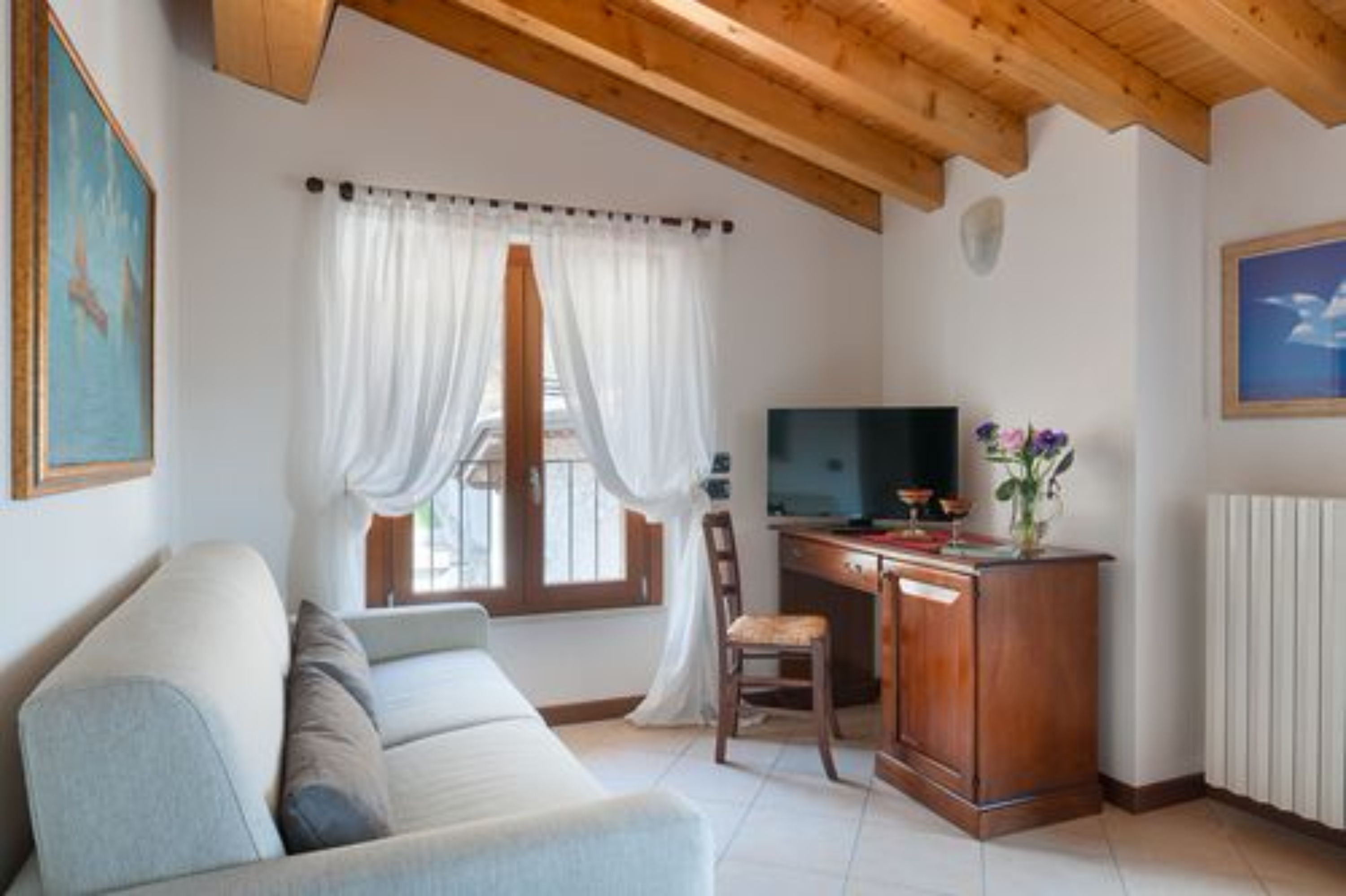 junior suite | living area | flat-screen tv