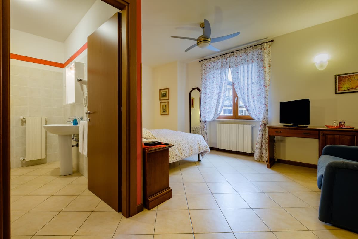 Chambre Triple Classique, accessible aux personnes à mobilité réduite