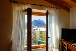 Chambre Double Romantique, 1 grand lit, salle de bains attenante, dans la tour | Vue de la chambre