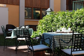 Outdoor dining - Hotel Tre Punte (Gargnano)