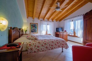 浪漫双人房, 1 张大床, 独立浴室, 塔楼 | 高档床上用品、羽绒被、迷你吧、客房内保险箱