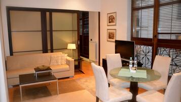 Appartement, 1 slaapkamer | Luxe beddengoed, een bureau, een strijkplank/strijkijzer, gratis wifi