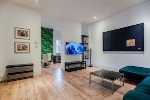 Habitación cuádruple familiar | Ropa de cama de alta calidad, escritorio, tabla de planchar con plancha