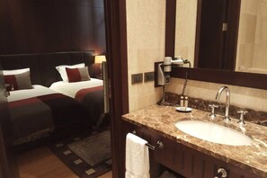 Business Twin Room, 2 Twin Beds | Bathroom | Free toiletries, towels - Residence 1898 (Warsaw)