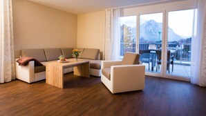 Penthouse | Living area | 80-cm flat-screen TV with satellite channels, TV - Wohntel - wohnen wie im Hotel (Sevelen)