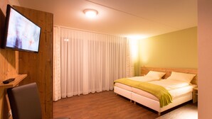 Comfort Studio, 1 Bedroom, Accessible, Mountain View | 1 bedroom, premium bedding, in-room safe, soundproofing - Wohntel - wohnen wie im Hotel (Sevelen)