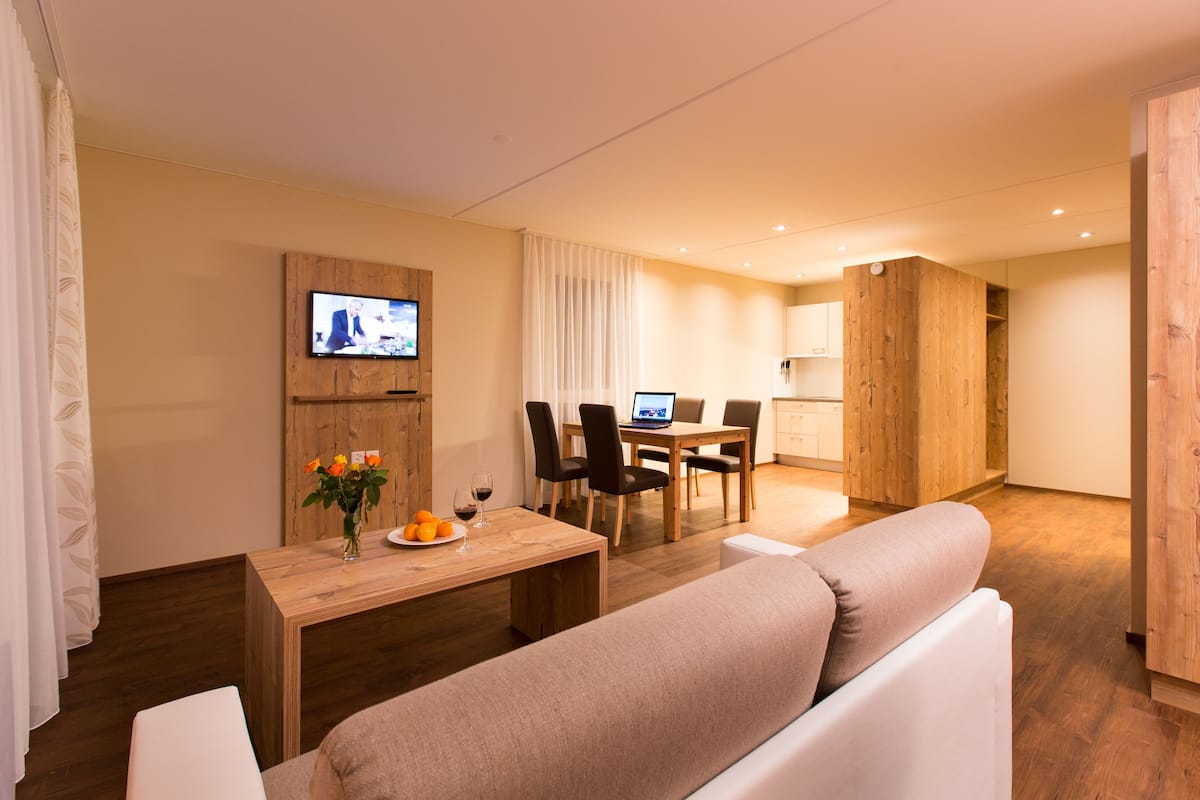 Studio Confort, 1 chambre, accessible aux personnes à mobilité réduite, vue montagne | Coin séjour | Télévision à écran plat de 80 cm avec chaînes par satellite, télévision