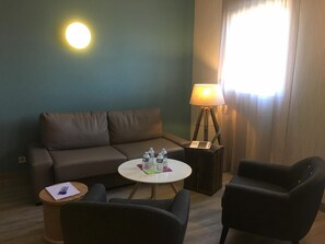 Comfort Suite, 1 Double Bed with Sofa bed | Desk, free WiFi, bed sheets, alarm clocks - Ibis Styles Vierzon (Vierzon)
