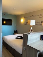 Suíte conforto, 1 cama de casal e sofá-cama | Escrivaninha, Wi-Fi de cortesia, roupa de cama, despertadores