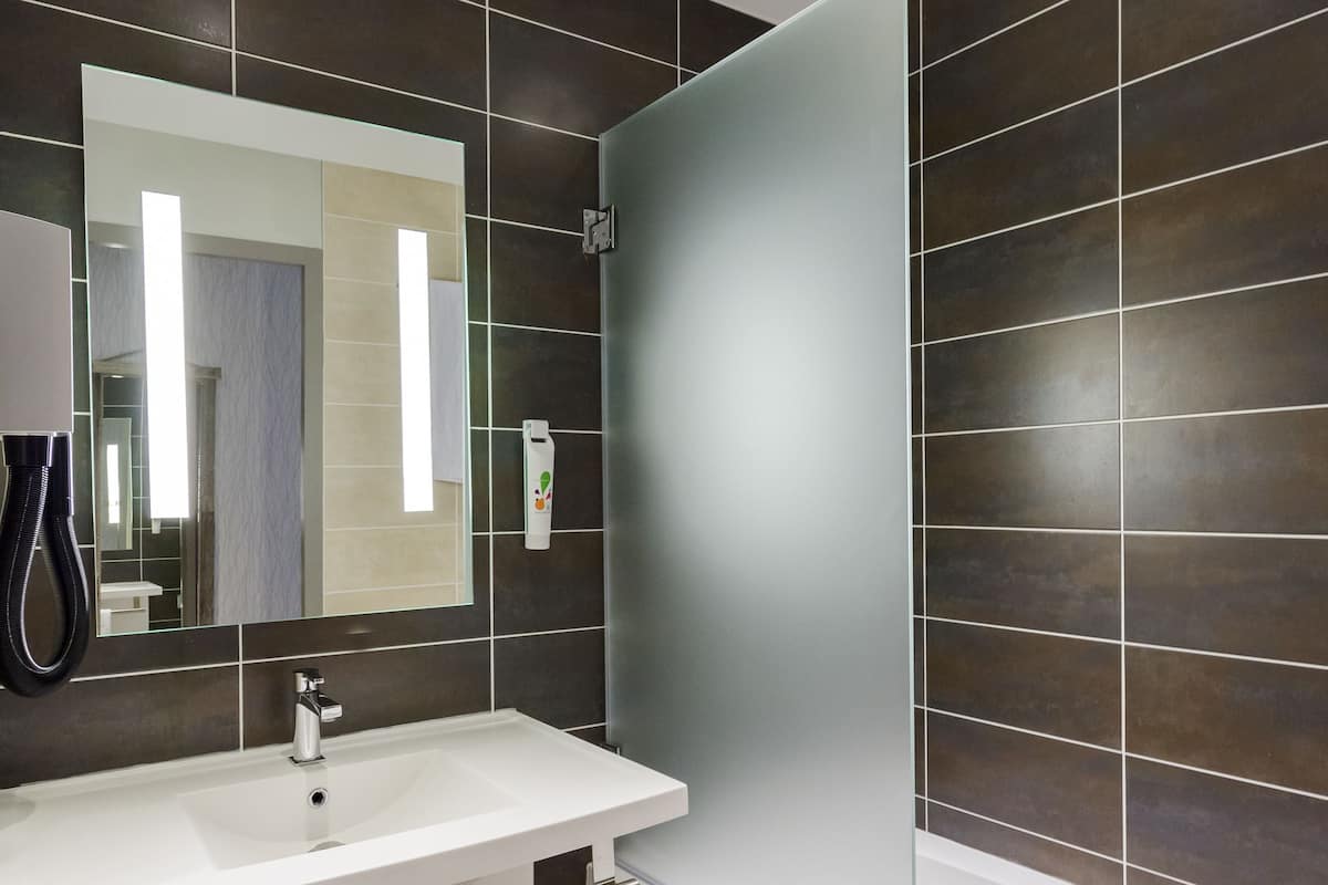 eco-friendly toiletries, hair dryer, towels