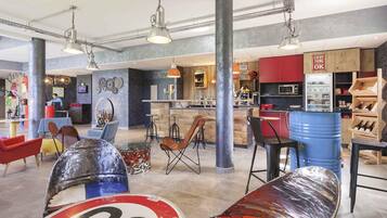 Serverer lunsj og middag