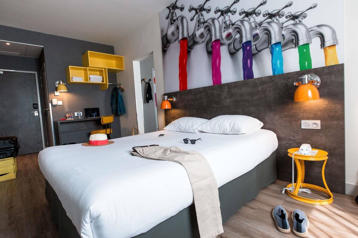 family suite, multiple beds | desk, free wifi, bed sheets, alarm clocks