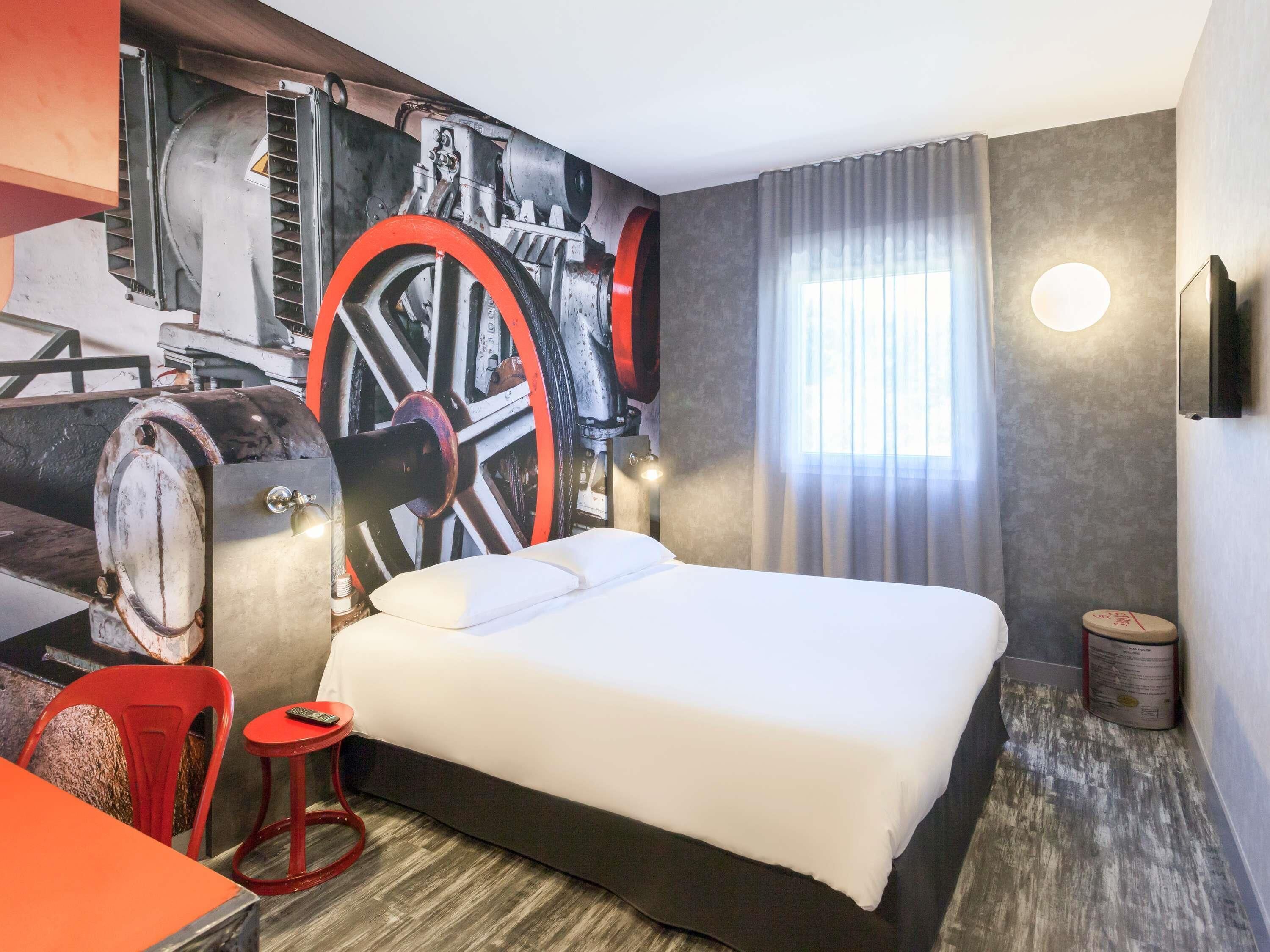 Desk, free WiFi, bed sheets, alarm clocks